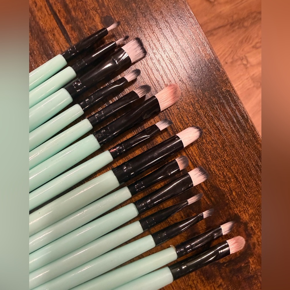 Makeup brushes,matte lipsticks,eyeliners,eyeshadows, lipliners,concealer bundle